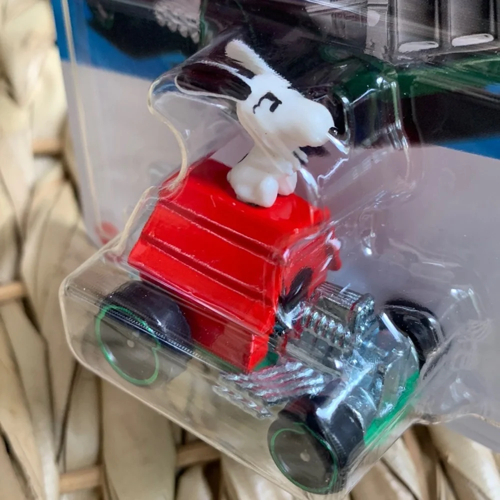 Peanuts Snoopy DogHouse Hot Wheels Hotwheels Mattel 75 Year Anniversary Car New